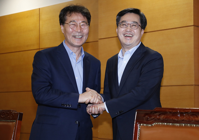 ▲ 김동연 경제부총리와 장하성 청와대 정책실장. 두 사람은 문재인 정부의 경제사령탑으로 불린다. ⓒ청와대 제공