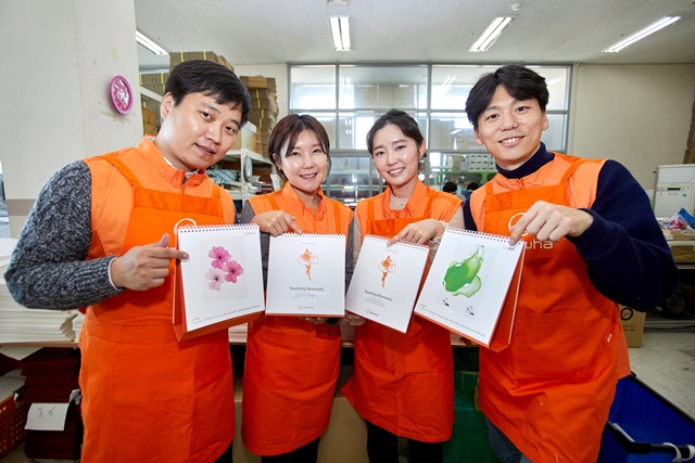 ▲ 완성된 점자달력을 들고 기념촬영하는 모습.ⓒ한화