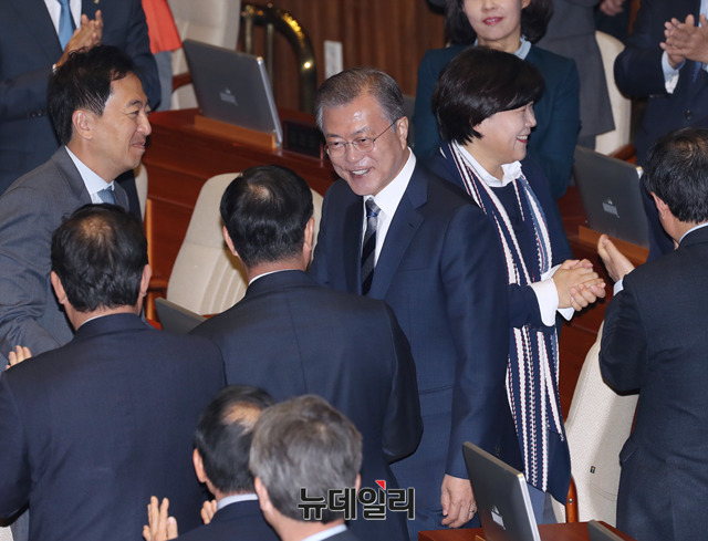 ▲ 문재인 대통령이 1일 오전 국회 본회의장에서 내년도 예산안에 대한 시정연설을 앞두고 의원들과 인사를 나누고 있다. ⓒ뉴데일리 이종현 기자