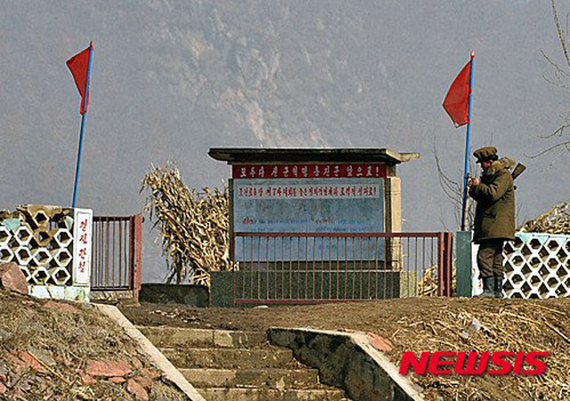 ▲ 북한 국경경비대. 이들도 먹고 살기 위해 범죄를 저지르고 있다. ⓒ뉴시스. 무단전재 및 재배포 금지.