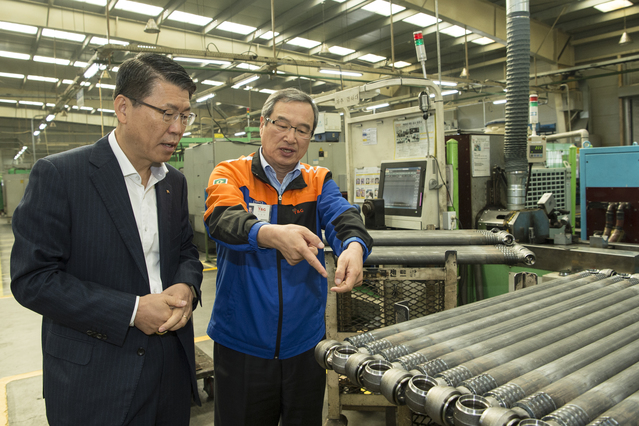 ▲ 은성수 수출입은행장이 1일 전북 자동차부품업체 티앤지 현장 방문했다. ⓒ 수출입은행