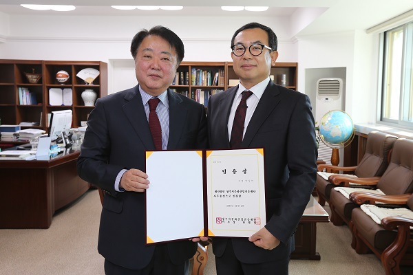 ▲ 신임 박상언 청주문화산업진흥재단 사무총장이 1일 한범덕 청주시장으로부터 임명장을 받은뒤 기념촬영을 하고 있다.ⓒ대전시