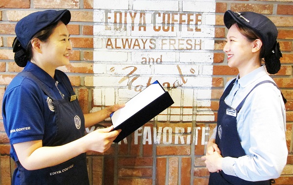 ▲ 이디야커피의 ‘2018 하반기 희망기금’ 대상자로 선정된 야탑역점 김지혜 메이트(오른쪽)가 가맹점주(왼쪽)에게 수여증을 전달받고 있다. ⓒ이디야커피