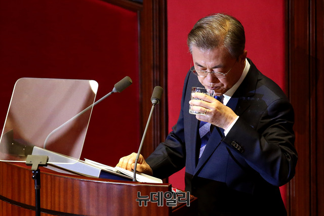 ▲ 문재인 대통령이 1일 국회 본회의장에서 시정연설 도중 물을 마시는 모습. ⓒ이종현 기자