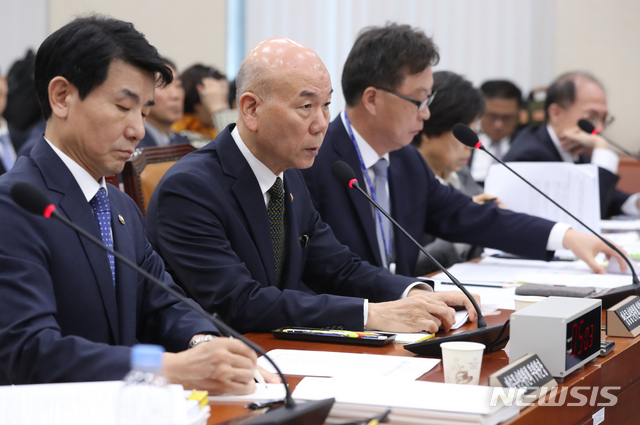 ▲ 11일 오전 서울 여의도 국회에서 열린 과학기술정보방송통신위원회의 방송통신위원회 국정감사에서 이효성 방통위원장이 여야 의원들의 질의에 답하고 있다.ⓒ뉴시스