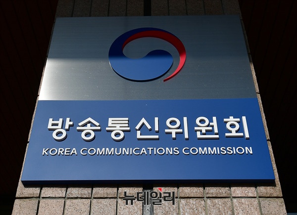 ▲ 11일 오전 서울 여의도 국회에서 열린 과학기술정보방송통신위원회의 방송통신위원회 국정감사에서 이효성 방통위원장이 여야 의원들의 질의에 답하고 있다.ⓒ뉴시스