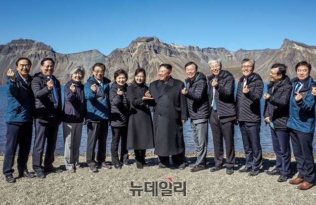 ▲ 북한 김정은가 문재인 정부 수행원들이 지난달 20일 북한 백두산에서 '손하트' 포즈로 기념사진을 찍은 모습. ⓒ청와대