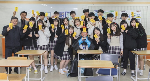 ▲ 세종시교육청이 2019학년도 대학수학능력시험을 앞두고 ‘대학수학능력시험 수험생 응원 영상’을 제작했다. 사진은 최교진 교육감이 강시로 변장하고 성남고 학생들과 함께 수능 수험생을  응원하는 영상 장면.ⓒ세종시교육청