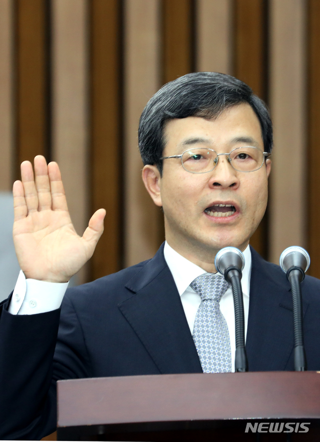 ▲ 7월 25일 국회에서 열린 이동원 대법관 후보자 인사청문회에서 이 후보자가 선서를 하고 있다.ⓒ뉴시스