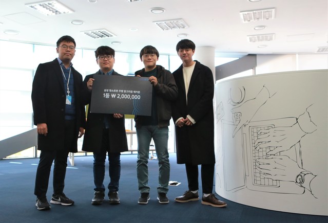 ▲ SOSCON 2018 청소로봇 주행 알고리즘 해커톤에서 대상을 수상한 DGIST 학부생들. 오른쪽에서부터 김태경, 송진혁, 김예승, 신관준 학생).ⓒDGIST