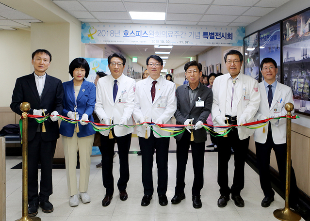 ▲ 송광순 동산병원장(오른쪽에서 4번째), 권기영 동산병원 호스피스실장(오른쪽에서 두 번째).ⓒ동산병원