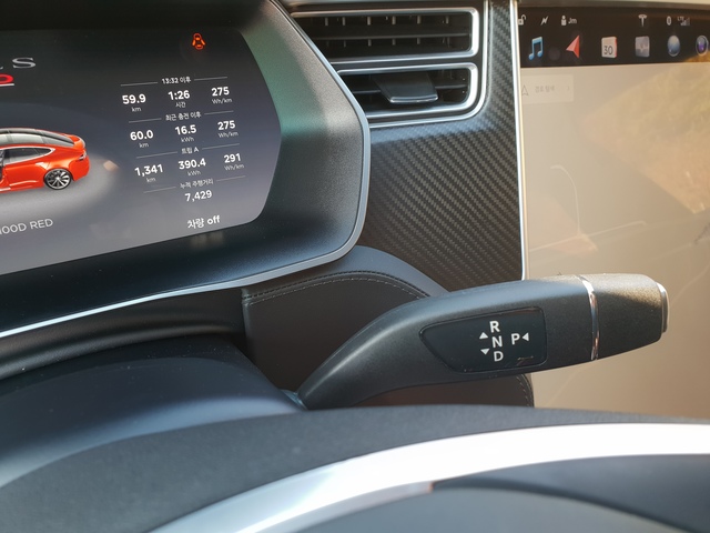 ▲ 핸들 오른쪽 조작레버ⓒ뉴데일리