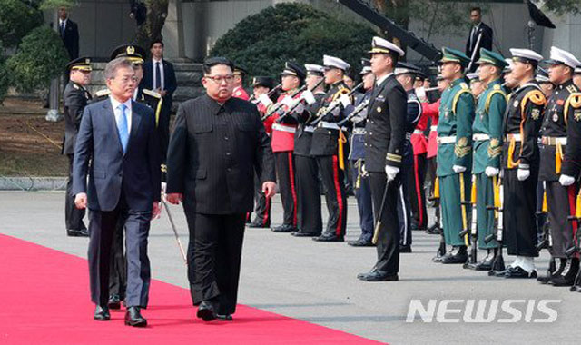 ▲ 지난 4월 27일 판문점 정상회담 당시 국군 의장대를 사열하는 문재인 대통령과 김정은. ⓒ뉴시스. 무단전재 및 재배포 금지.