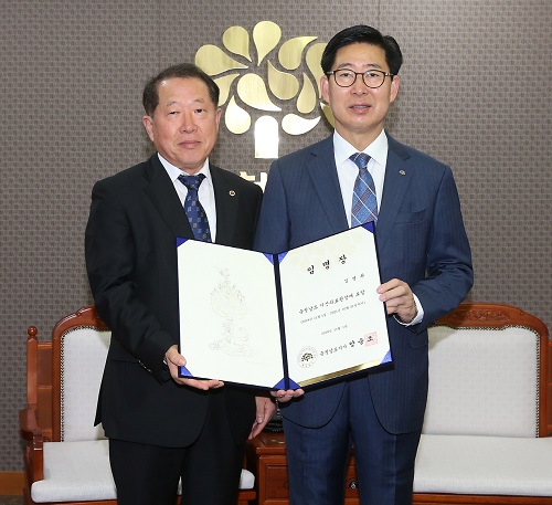 ▲ 양승조 충남도지사가 2일 도청 접견실에서 김영완 신임 서산의료원장에게 임명장을 수여했다.ⓒ충남도