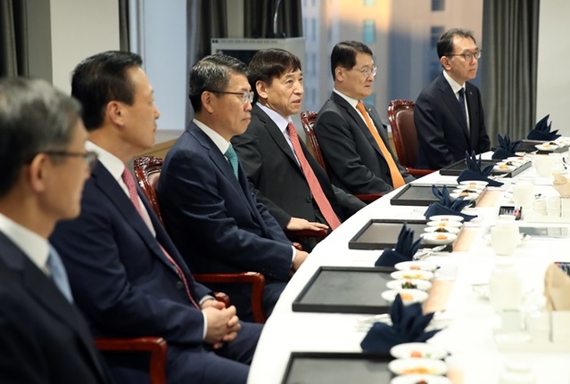▲ 2일 오전 서울 중구 한국은행 본부에서 열린 금융협의회에서 이주열 총재(오른쪽 세번째)와 시중은행장들이 이야기를 나누고 있다. ⓒ한국은행