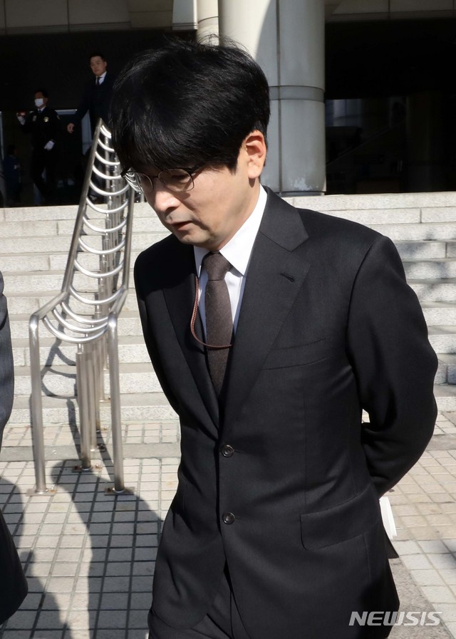 ▲ 제19대 대통령선거에서 불법 선거운동을 한 혐의로 기소된 탁현민 청와대 행정관이 2일 서울고등법원에서 열린 2심 선고 재판을 마친 뒤 법원을 나가고 있다.ⓒ뉴시스