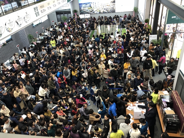 ▲ 월배지구에서도 뛰어난 입지로 손꼽혀 온 ‘월배 삼정그린코아 포레스트’ 견본주택에는 26일 아침, 문을 열기 전부터 인파가 줄을 이었다.ⓒ삼정그린코아