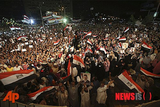 ▲ 2013년 7월 모하메드 무르시 대통령을 지지하는 시위. ⓒ뉴시스 AP. 무단전재 및 재배포 금지.