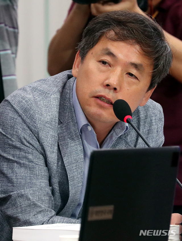 ▲ 지난 8월 9일 국회에서 진행된 이개호 농림부장관 후보자 인사청문회에서 김현권 더불어민주당 의원이 질의하고 있다.ⓒ뉴시스