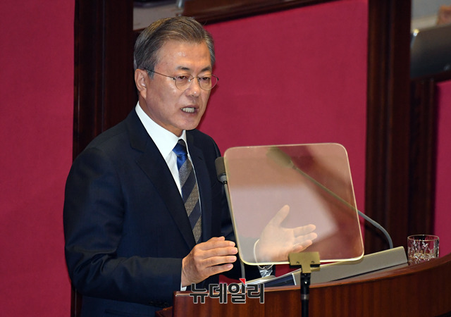 ▲ 문재인 대통령이 지난 1일 국회 본회의장에서 시정연설을 하는 모습. ⓒ이종현 기자