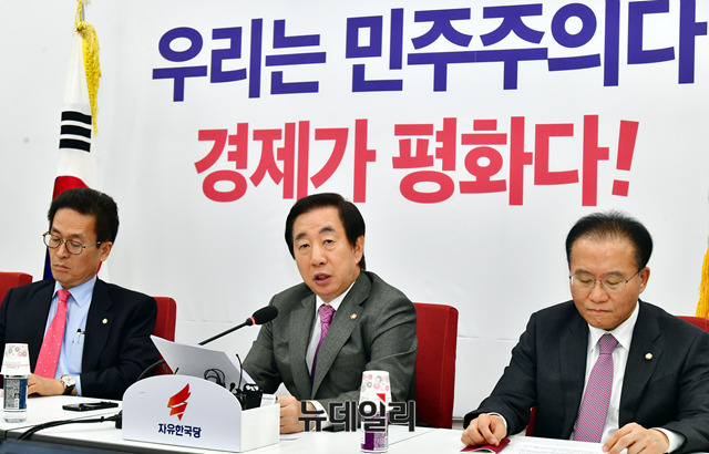 ▲ 2일 국회에서 '2019년 예산안 관련 기자간담회'를 하는 자유한국당 원내지도부. ⓒ뉴데일리 이종현 기자