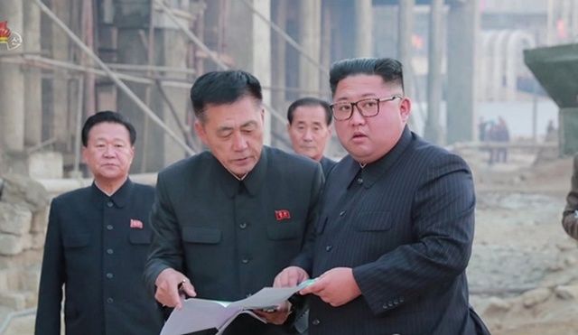 ▲ 북한 조선중앙TV가 방영한 김정은의 강원도 원산갈마해안관광지구 건설현장 시찰 모습. ⓒ연합뉴스