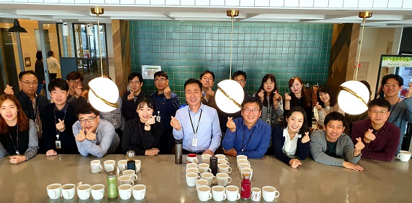 ▲ SK그룹 구성원들이 지난 2일 서울 종로 서린빌딩에서 ‘일회용품 사용 줄이기’에 나선다는 의미와 텀블러와 머그컵으로 ‘그린’이란 글자를 만든 후 기념사진을 찍고 있다. ⓒSK