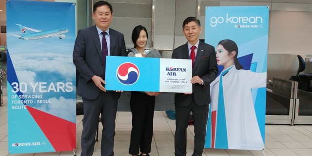 ▲ 행운의 주인공 양정인 씨(가운데)가 대한항공 토론토 황재문 지점장(왼쪽), 오주현 공항지점장(오른쪽)과 기념촬영을 하는 모습ⓒ대한항공