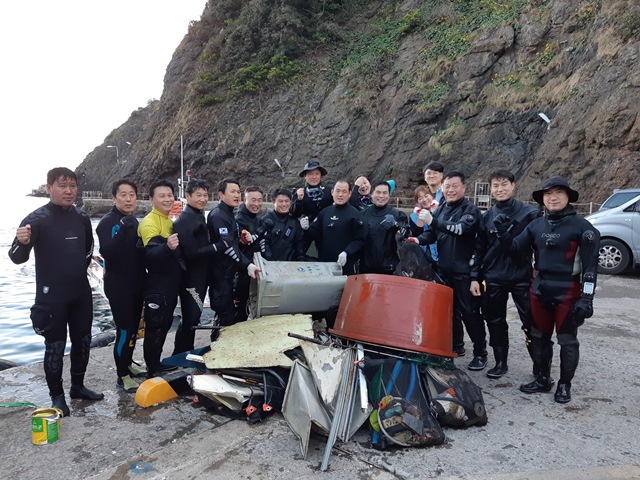 ▲ 포스코 클린오션봉사단이 울릉군 특수수난구조대와 함께 울릉도 인근 해역에서 불가사리와 성게 등 해적생물과 폐어구 등을 치우며 해양 정화활동을 했다.ⓒ포스코