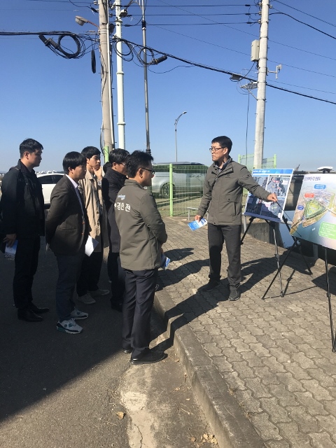 ▲ 현장을 방문한 환경부 관계자에게 실태를 설명하고 있는 포항시 관계자.ⓒ포항시