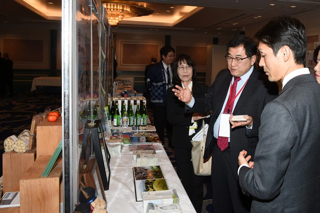 ▲ 주낙영 경주시장이 2일 동아시아지방정부회합 참가 후 지방정부 소개 코너에서 활발한 홍보활동을 펼치고 있다.ⓒ경주시