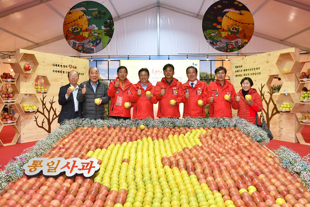 ▲ 이철우 경북도지사(왼쪽 네번째)가 지난 3일 청송사과축제 현장을 깜짝 방문해 지역민과 소통시간을 가졌다.ⓒ경북도