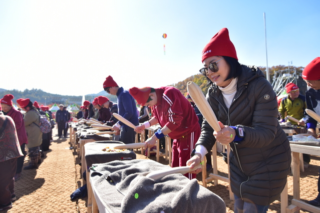▲ 용전천에서 열린 ‘제14회 청송사과축제’가 20만명 관광객이 찾으면서 마무리됐다. 사진은 꿀잼 사과난타 장면.ⓒ청송군