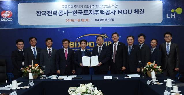 ▲ 김한섭 한국토지주택공사(LH) 공공주택본부장(왼쪽 6번째)과 권기보 한국전력공사 영업본부장(왼쪽 5번째)등 관계자들이 '공동주택 에너지 효율향상 사업' 추진을 위한 업무협력 양해각서를 체결하고 기념촬영을 하고 있다.ⓒLH