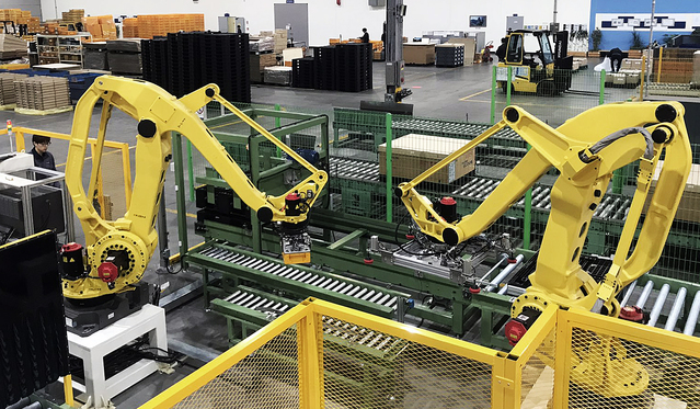 ▲ 현대글로비스 아산KD센터에 설치된 자동화 시스템(하드웨어 포장 로봇).ⓒ현대글로비스