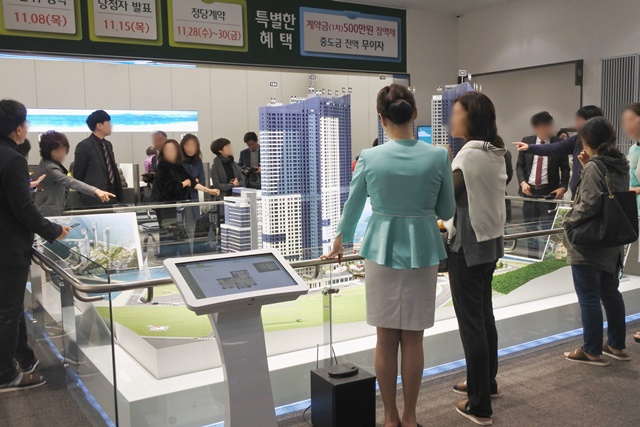 ▲ 자료사진. 지난 2일 견본주택을 개관한 '부산 오션시티 푸르지오' 견본주택 내. ⓒ대우건설