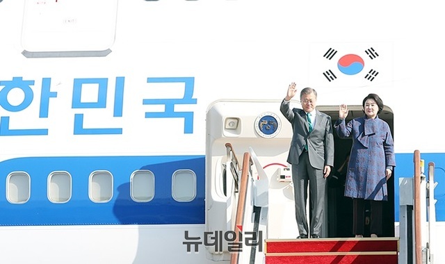 ▲ 문재인 대통령과 김정숙 여사가 전용기에 오른 모습. ⓒ청와대