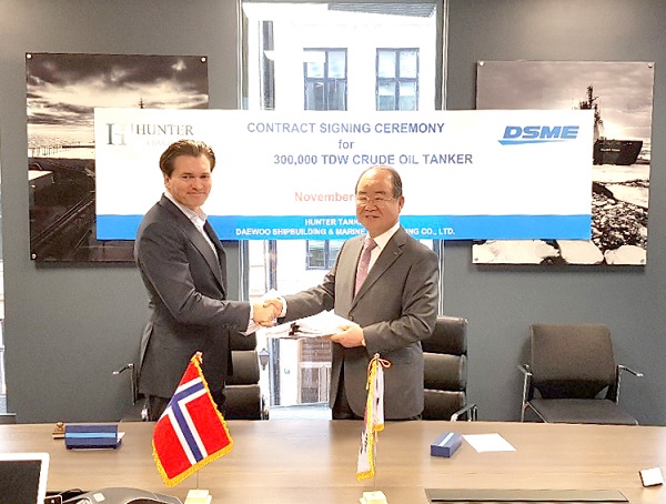 ▲ 정성립 대우조선해양 사장(오른쪽)과 아네 프레들리 헌터그룹 대주주가 지난 2일 초대형원유운반선 건조계약을 체결한 후 악수하고 있다. ⓒ대우조선해양