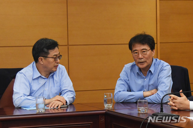 ▲ 교체설이 나오고 있는 장하성 청와대 정책실장(오른쪽(과 김동연 경제부총리 겸 기획재정부 장관 ⓒ 뉴시스