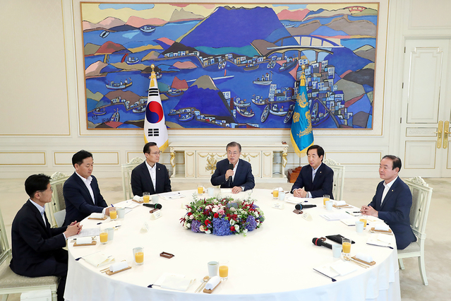 ▲ 지난 8월 16일 문재인 대통령과 여야 5당 원내대표가 청와대에서 만난 모습. ⓒ청와대 제공