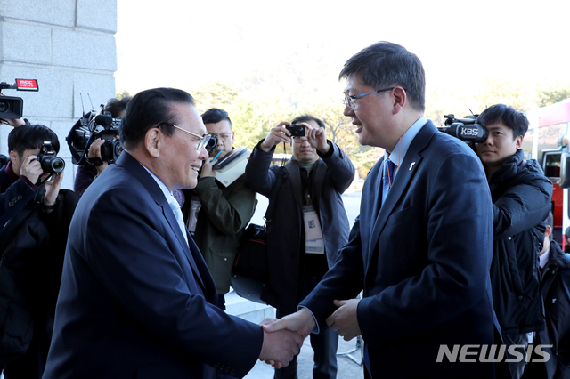 ▲ 지난 3~4일 열린 남북 민화협 행사에서 북측 김영대 민화협 회장(왼쪽)이 남측 김홍걸 민화협 대표 상임의장을 환영하고 있다.ⓒ뉴시스