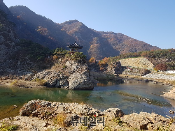 ▲ ‘달이 머물다 가는 봉우리’로 아름다운 경치를 자랑하고 있는 충북 영동군 황간면 노근리 월류봉(月留峯)이 가을단풍으로 아름다운 모습을 드러냈다. 지난 4일 한천팔경(寒泉八景) 중 1경으로 가을단풍과 어우러져 아름다운 모습의 월류봉을 배경으로 사진을 찍으려는 사진작가들과 관광객들이 대거 몰렸다.ⓒ김정원 기자