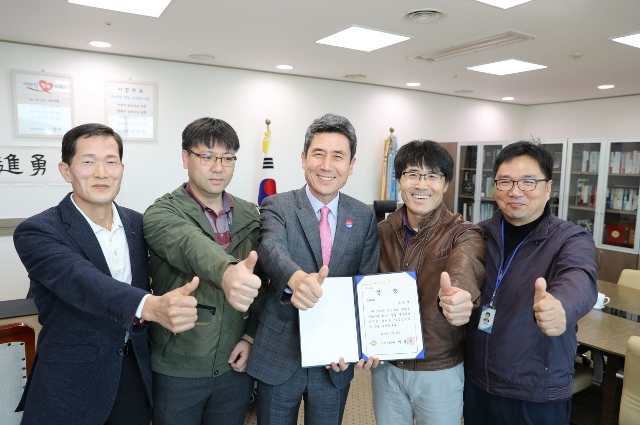 ▲ 이강덕 포항시장(가운데)과 이광희 자원순환과장, 자원순환과 자원재활용팀원 및 팀장이 ‘2018 재활용가능자원 회수선별실적 평가’에서 최우수상 수상에 따른 기념촬영을 하고 있다.ⓒ포항시