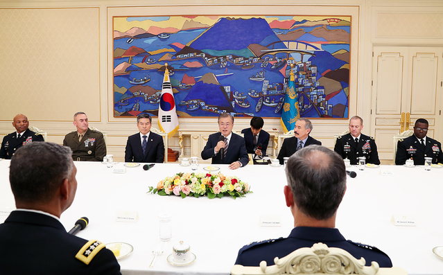 ▲ 문재인 대통령이 5일 주한미군의 주요 지휘관을 청와대로 불러 차담회를 하면서 격려하는 모습. ⓒ청와대 제공