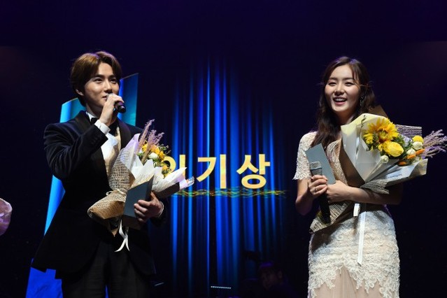 ▲ 뮤지컬 '웃는 남자'로 인기상을 수상한 엑소 수호와 민경아.ⓒ충무아트센터