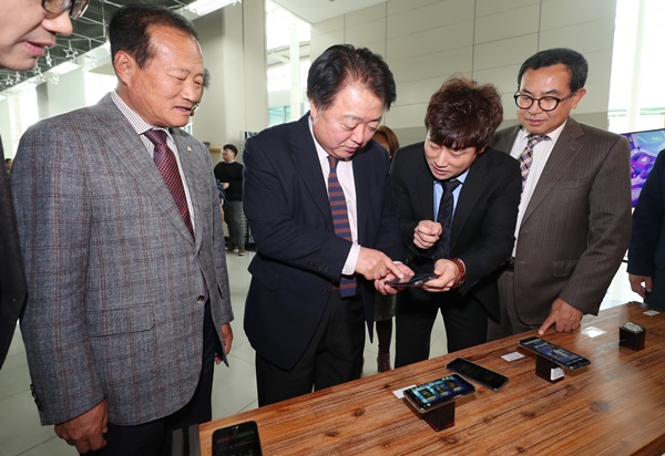 ▲ 6일 충북글로벌게임센터 개소식에 참석한 한범덕 청주시장이 게임프로그램 관계자로부터 설명을 듣고 있다.ⓒ청주시