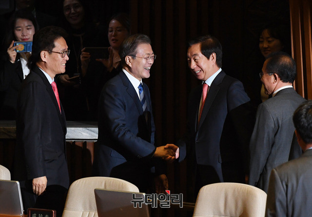 ▲ 문재인 대통령과 김성태 자유한국당 원내대표가 악수하고 있다. ⓒ뉴데일리 DB
