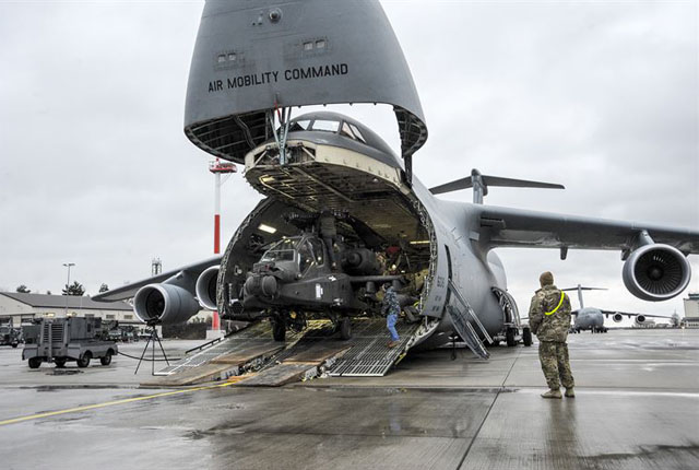 ▲ 독일 소재 람슈타인 美공군 기지에 착륙한 C-5M 갤럭시 수송기에서 AH-64 아파치 헬기를 내리는 모습. ⓒ람슈타인 美공군기지 홈페이지 캡쳐.
