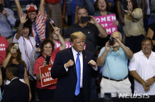 ▲ 美중간선거는 트럼프 대통령에게도 적지 않은 영향을 끼칠 것으로 보인다. 지난 8월 펜실베니아서 연설하는 트럼프 대통령. ⓒ뉴시스 AP. 무단전재 및 재배포 금지.