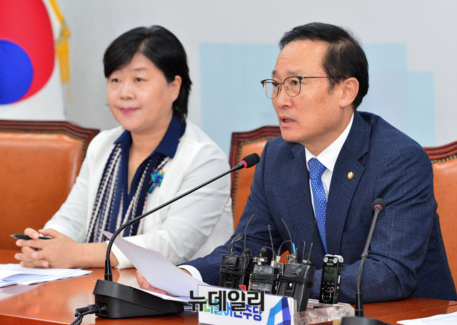 ▲ 더불어민주당 홍영표 원내대표와 서영교 원내수석부대표. ⓒ뉴데일리 공준표 기자